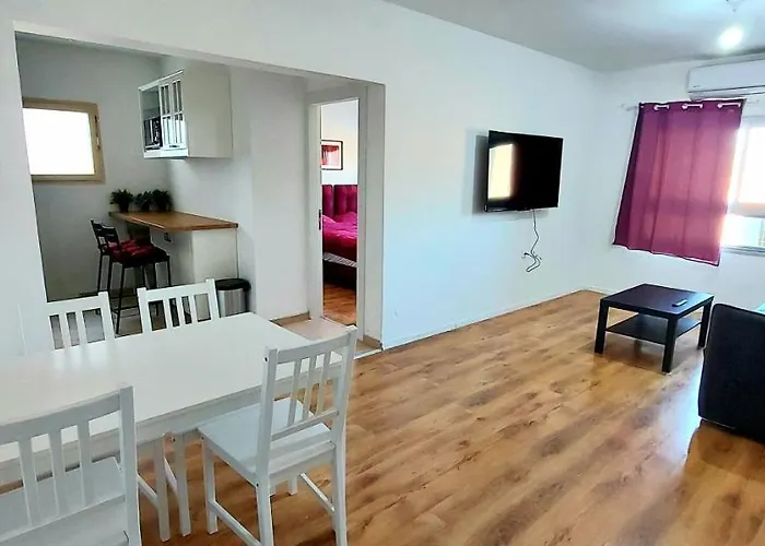 Eilat Octopus Apartment - אילת אוקטופוס -שני חדרים וסלון, בריכה בקיץ