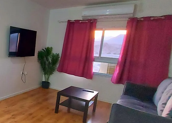 Eilat Octopus Apartment - אילת אוקטופוס -שני חדרים וסלון, בריכה בקיץ